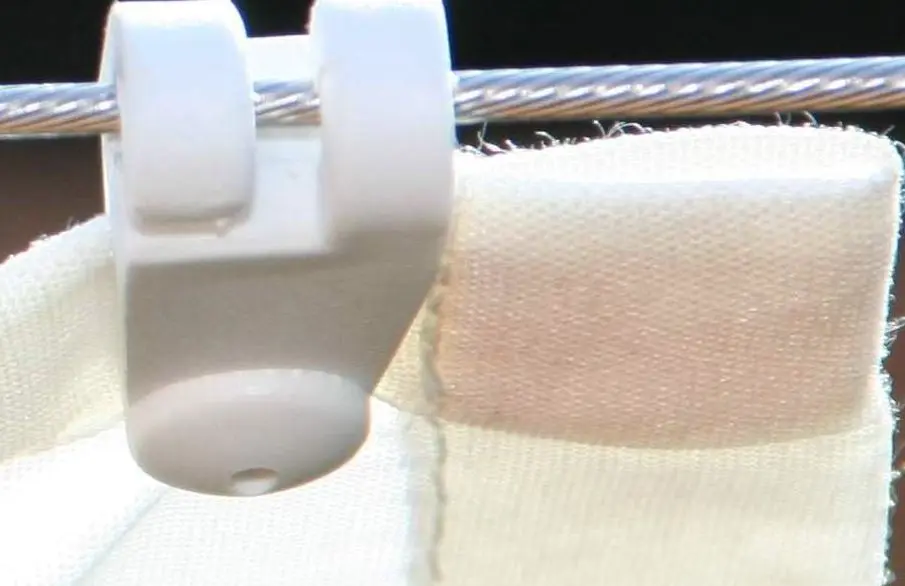 Detail bieleho posuvného bežca pre tieniaci systém