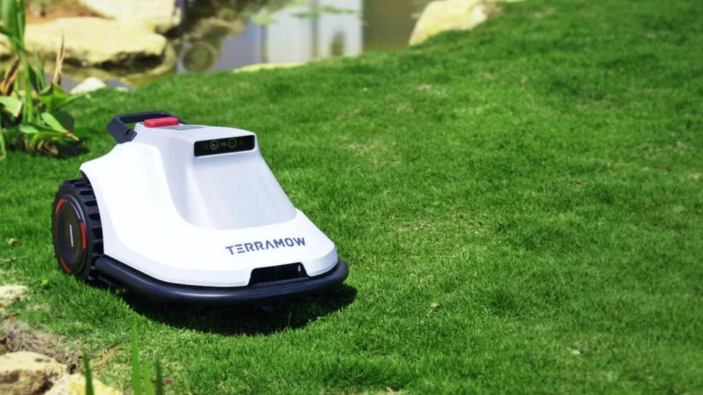 Robotická kosačka Terramow počas kosenia