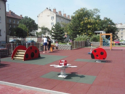 Gumová dlažba na detskom ihrisku v Košiciach