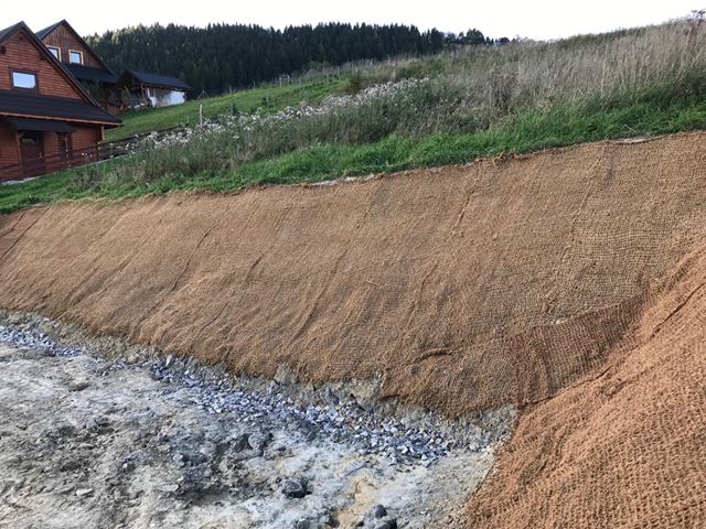 Kokosová geotextília realizácia vo svahu