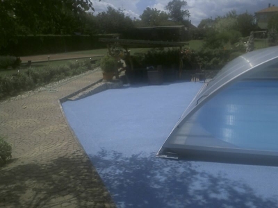 Gumová dlažba okolo bazéna