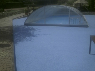 Gumová dlažba okolo bazéna