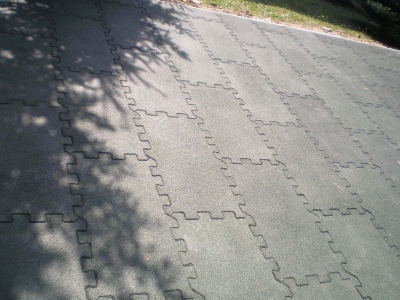 Gumová dlažba puzzle na záhrade