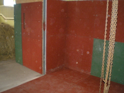 Gumová dlažba v boxe aj na stenách