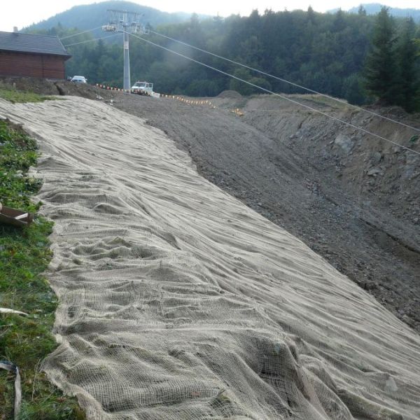 Protierózna sieť spevnenie svahu lyžiarskeho strediska