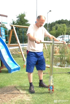 montáž zemnej skrutky kľúčom