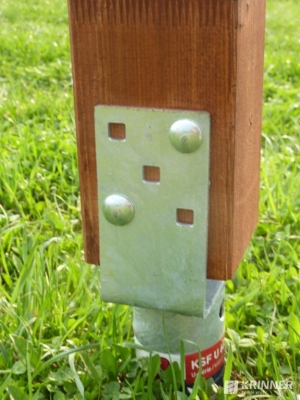 drevený hranol osadený  v zemnej skrutke