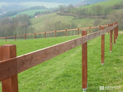 detail drevenej ohrady na zemných skrutkách