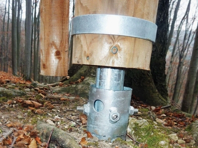 detail zemnej skrutky v zemi