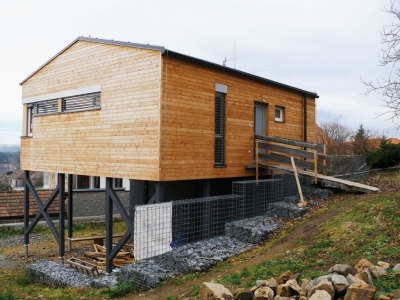 montovaný dom na zemných skrutkách