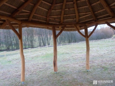 slamenný prístrešok na zemných skrutkách