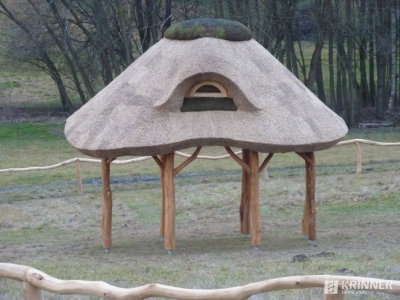 slamenný prístrešok na zemných skrutkách detailný pohľad