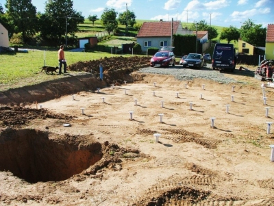 osadené zemné skrutky