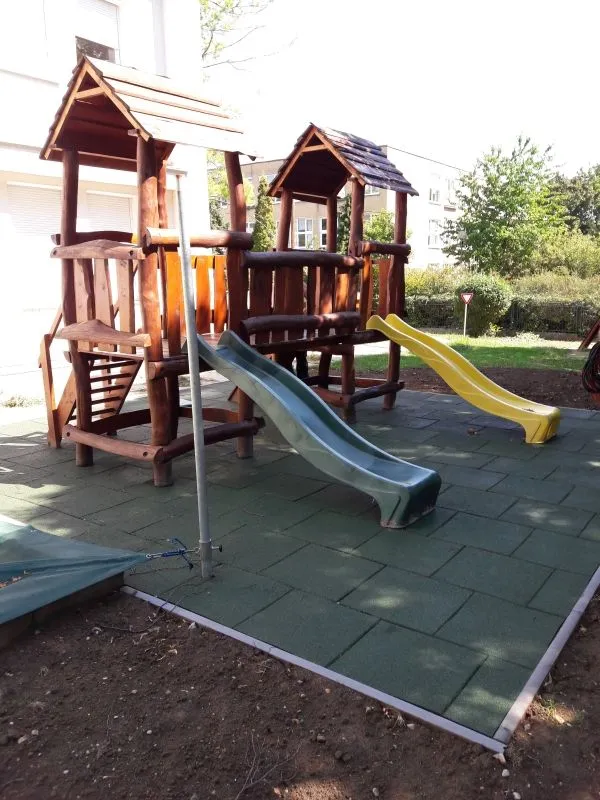 Profilovaná gumená dlažba Pin-Hole 50 červená