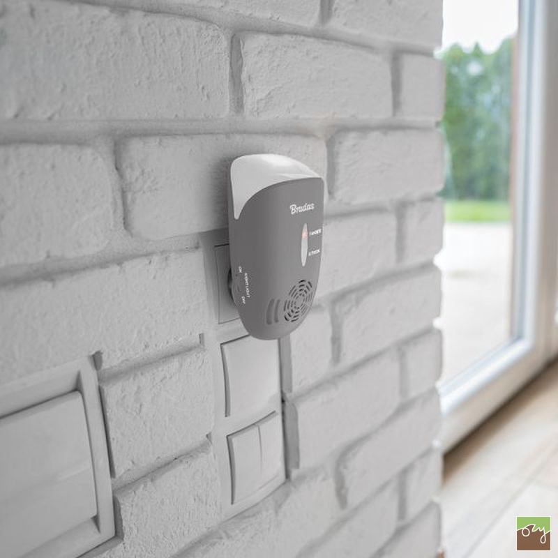 Elektrický odpudzovač hlodavcov a hmyzu s LED lampou