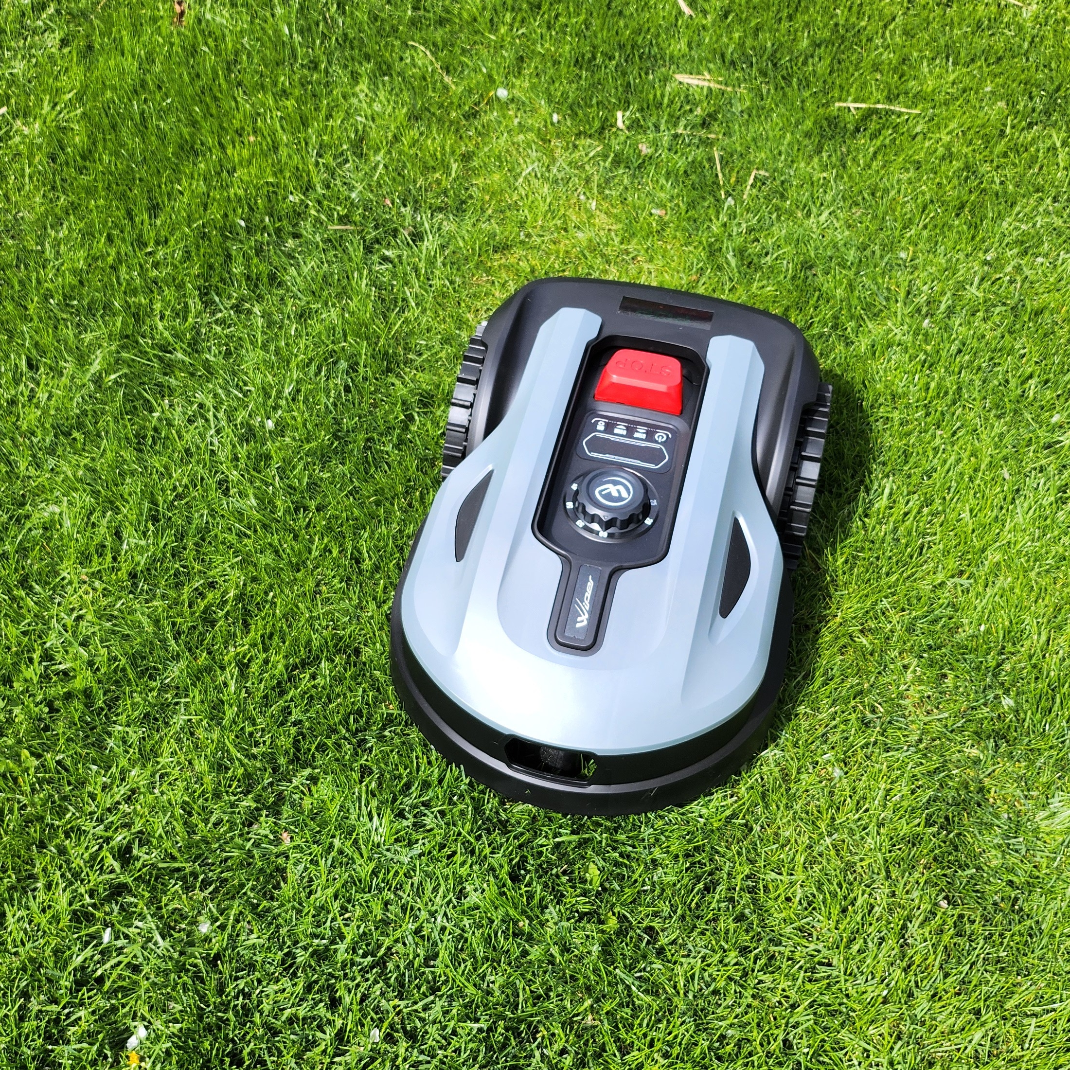 Repasovaná Robotická kosačka Wiper POP 5S do 500m2 + garážový kryt a 36ks nožov zdarma