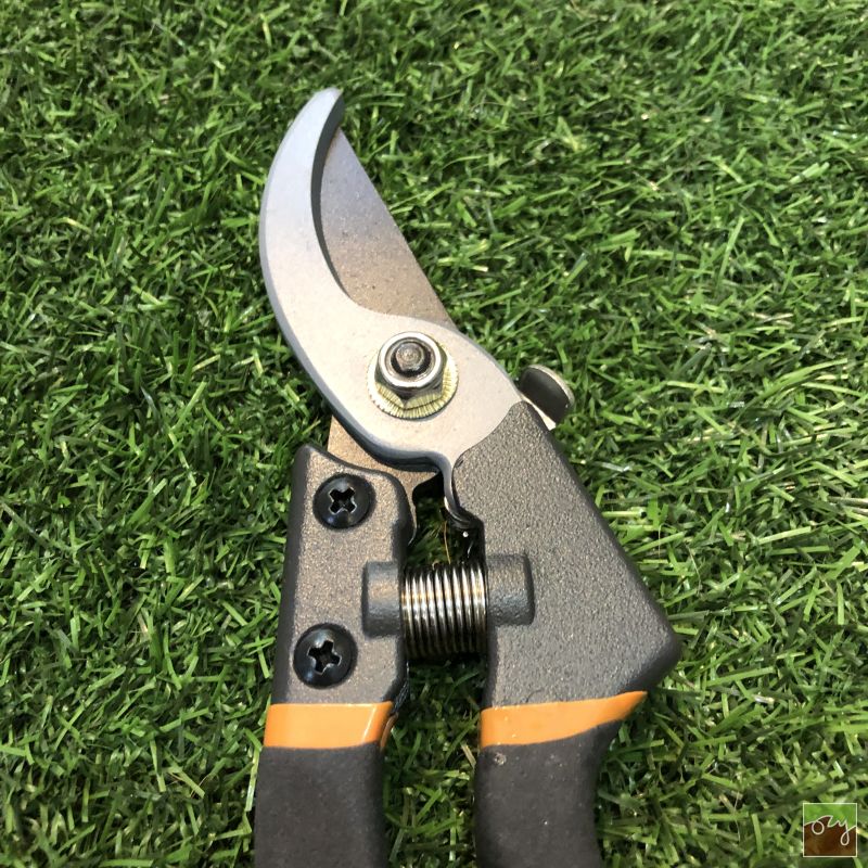 Záhradné nožnice s oceľovou čepeľou - čierne