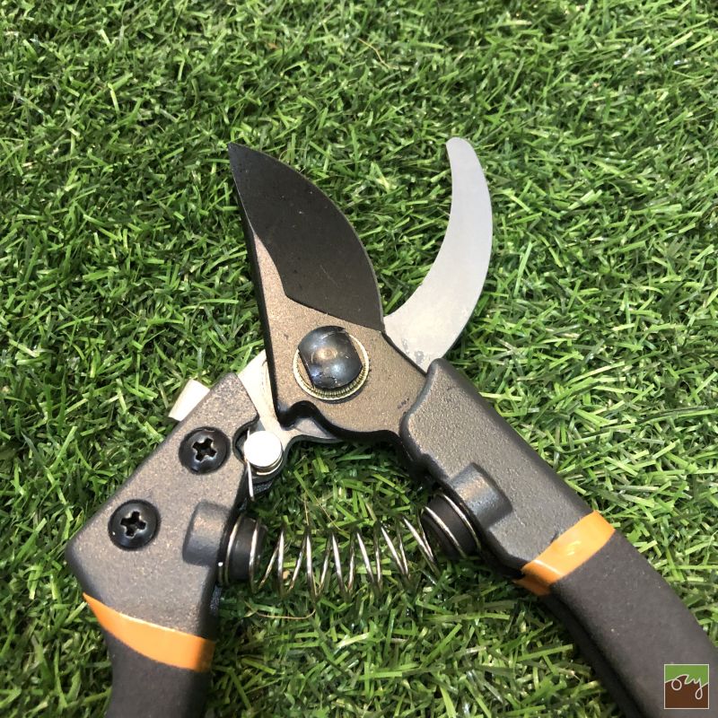 Záhradné nožnice s oceľovou čepeľou - čierne