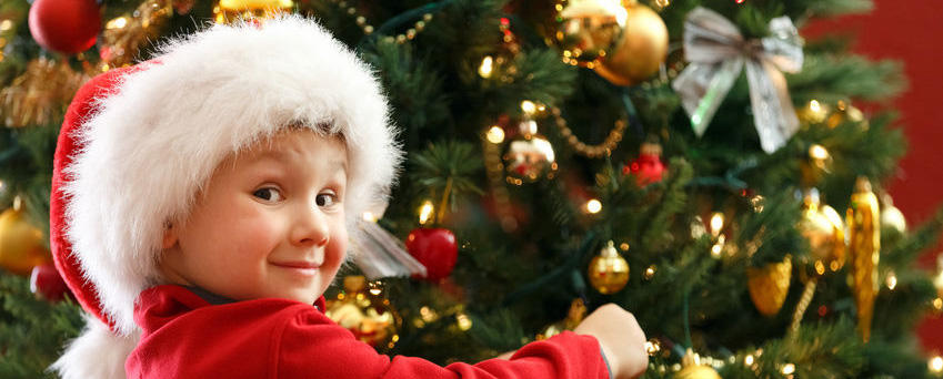 Vianočná fotka dieťaťa pri stromčeku