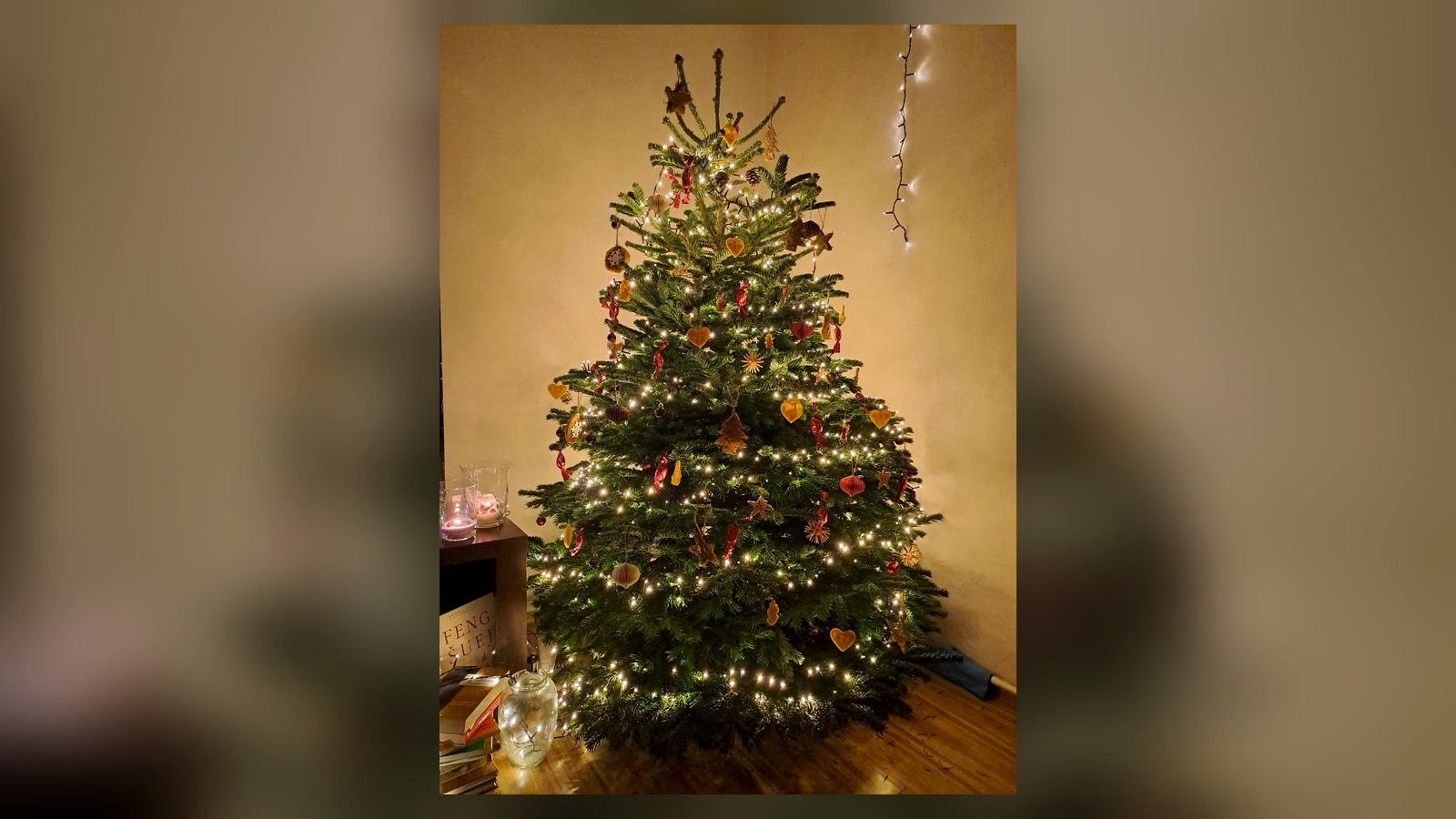 Ozdobenie stromčeka doma – pripravený na Vianoce