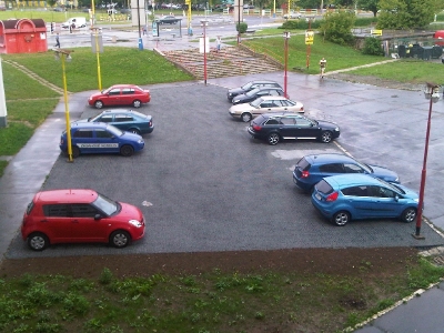 finálna parkovacia plocha zo zatrávňovačov ozyraster