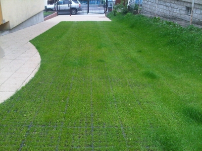 Finálna plocha zeleného parkoviska pri rodinnom dome