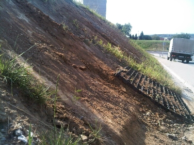 spevnenie svahu zatrávňovacou tvárnicou